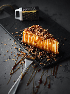 Pointe de gâteau au fromage avec coulis au caramel