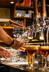 Barman du Pub G6 servant de la bièere en fût