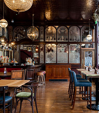 Salle à manger du Pub G6 au look anglais éclectique