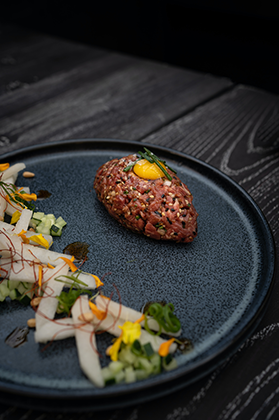 Tartare de boeuf garni d'un oeuf de caille cru et accompagné d'aiguillettes de daïkon